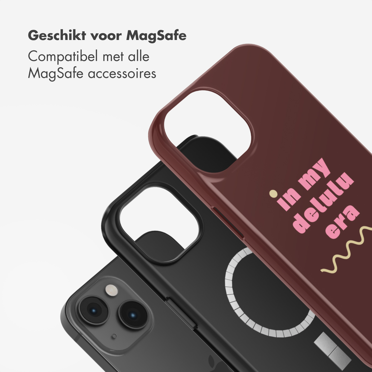 Drie telefoonhoesjes: rood, zwart en grijs. Op de rode hoes staat 'in my delulu era'. De tekst bovenaan zegt 'Geschikt voor MagSafe, compatibel met alle MagSafe-accessoires'.