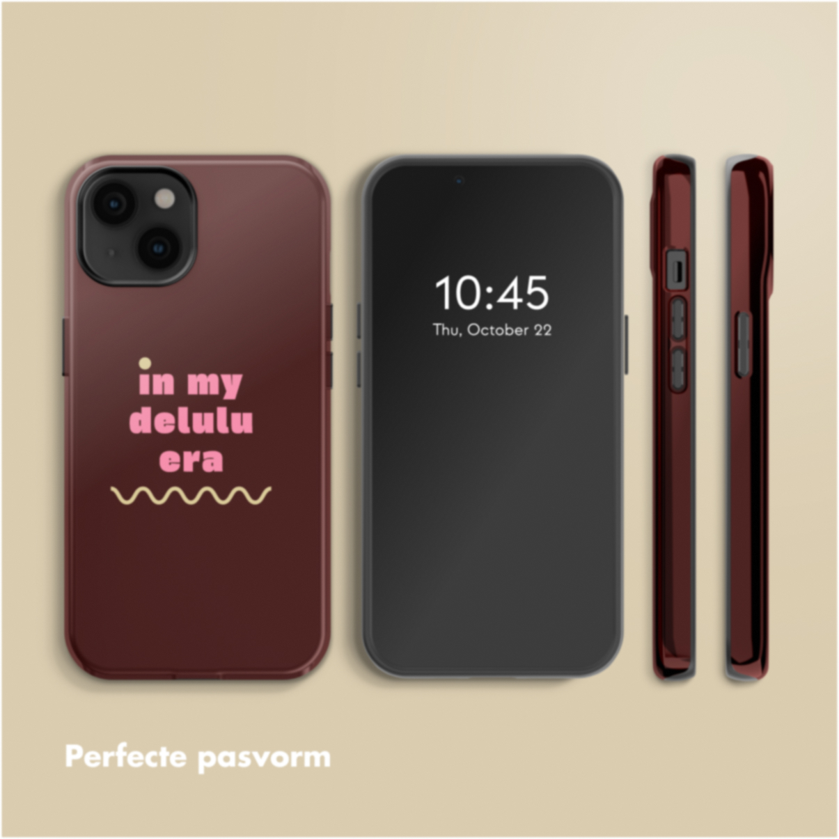 Afbeelding toont een telefoon met een bordeauxrode hoes met de tekst 'in my delulu era'. Daarnaast een zwarte telefoon met tijd en datum.