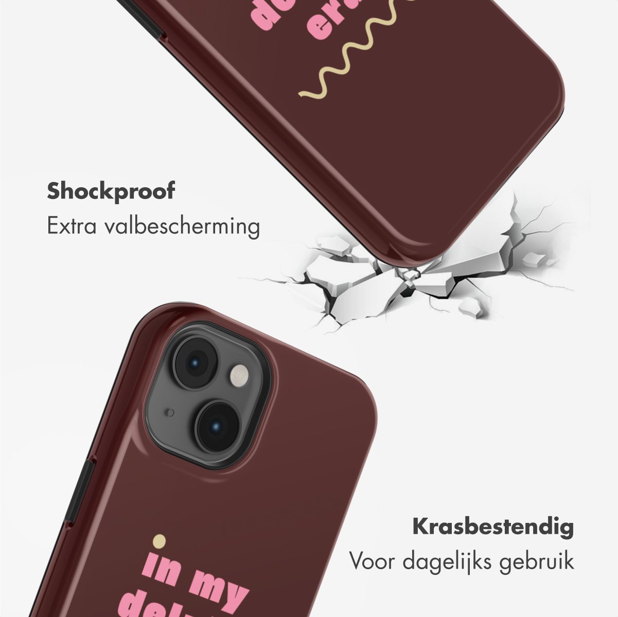 Twee bruine telefoonhoesjes, één gebarsten en vallend. Tekst op het onderste hoesje luidt 'in my deli', de andere 'der er'.