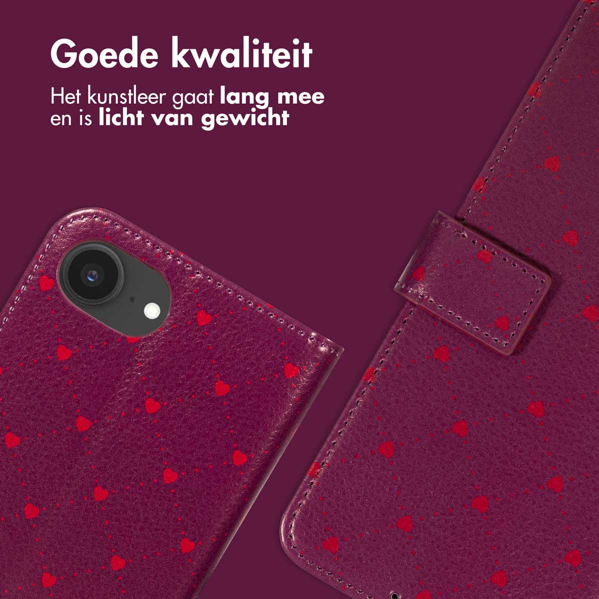 Gros plan sur un étui de téléphone violet avec des motifs de cœurs rouges. Une caméra de téléphone est visible. Texte en néerlandais.