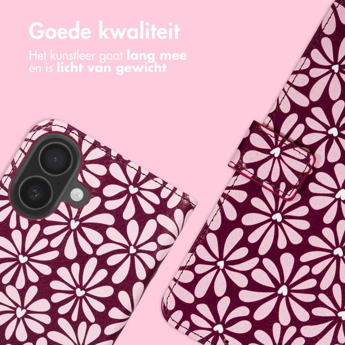 Een telefoonhoesje met bloemenpatroon. De hoes is bordeauxrood met witte madeliefachtige bloemen. De achtergrond is roze met tekst.