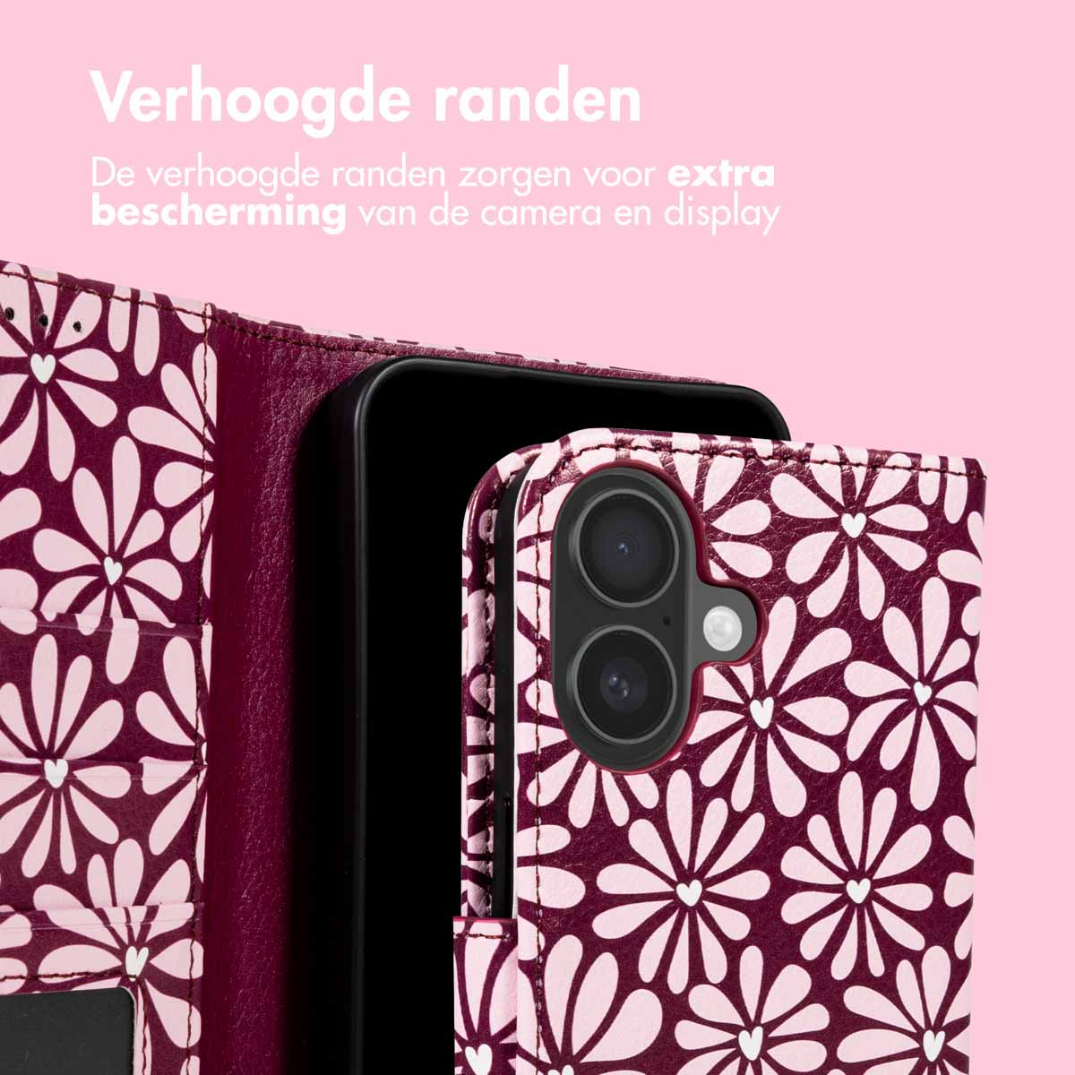 Een telefoonhoesje met een bloemmotief in wit op een bordeauxrode achtergrond. De hoes heeft verhoogde randen voor bescherming van camera en scherm.