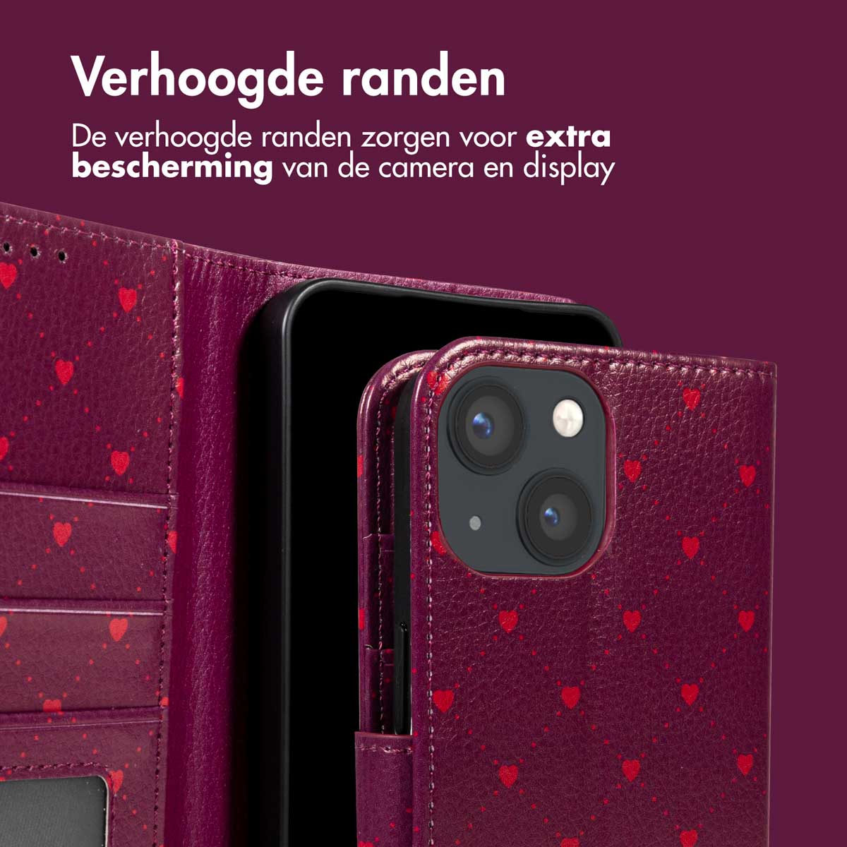 Un étui de téléphone bordeaux avec des cœurs rouges, ouvert, révélant un téléphone noir. Texte en néerlandais. Protège l'appareil photo et l'écran.