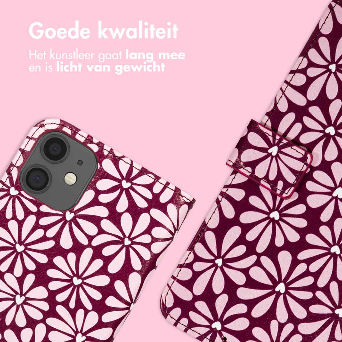 Close-up van een telefoonhoesje met een bloemenpatroon. De hoes is bordeauxrood met witte bloemvormen op een roze achtergrond. Tekst staat bovenaan.
