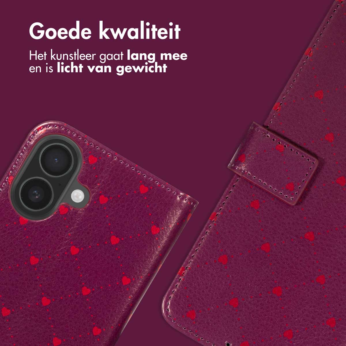 Gros plan sur un étui de téléphone violet avec des motifs de cœurs rouges. L'appareil photo du téléphone et un texte sur la qualité sont visibles.