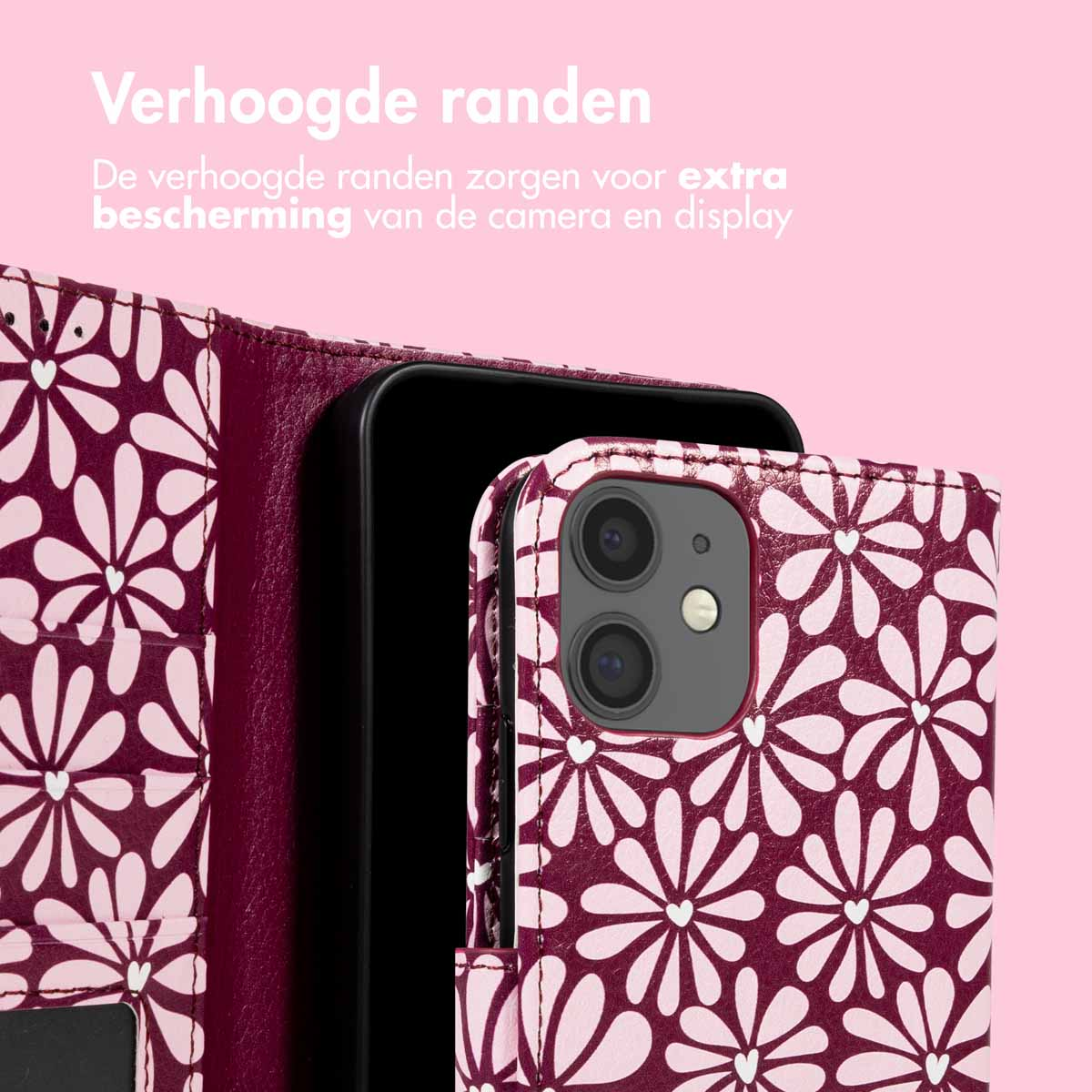 Gros plan sur un étui de téléphone à motif floral. L'étui est ouvert, révélant l'appareil photo et l'écran du téléphone. Le fond est rose.