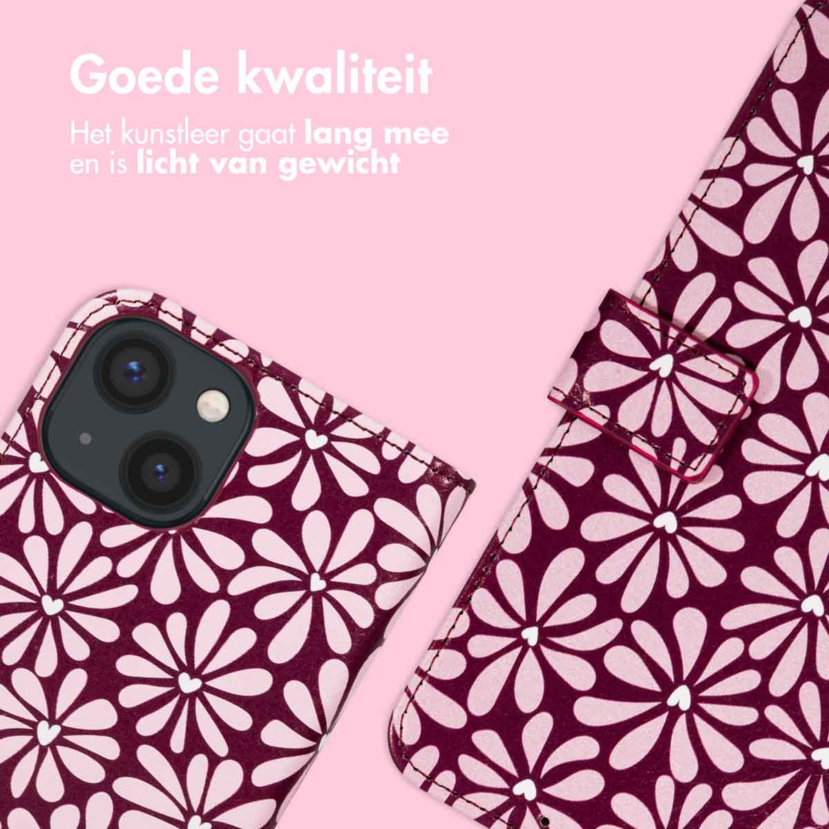 Een telefoonhoesje met bloemenpatroon wordt getoond. De hoes is bordeaux met witte bloemen. De achtergrond is roze, met tekst bovenaan.