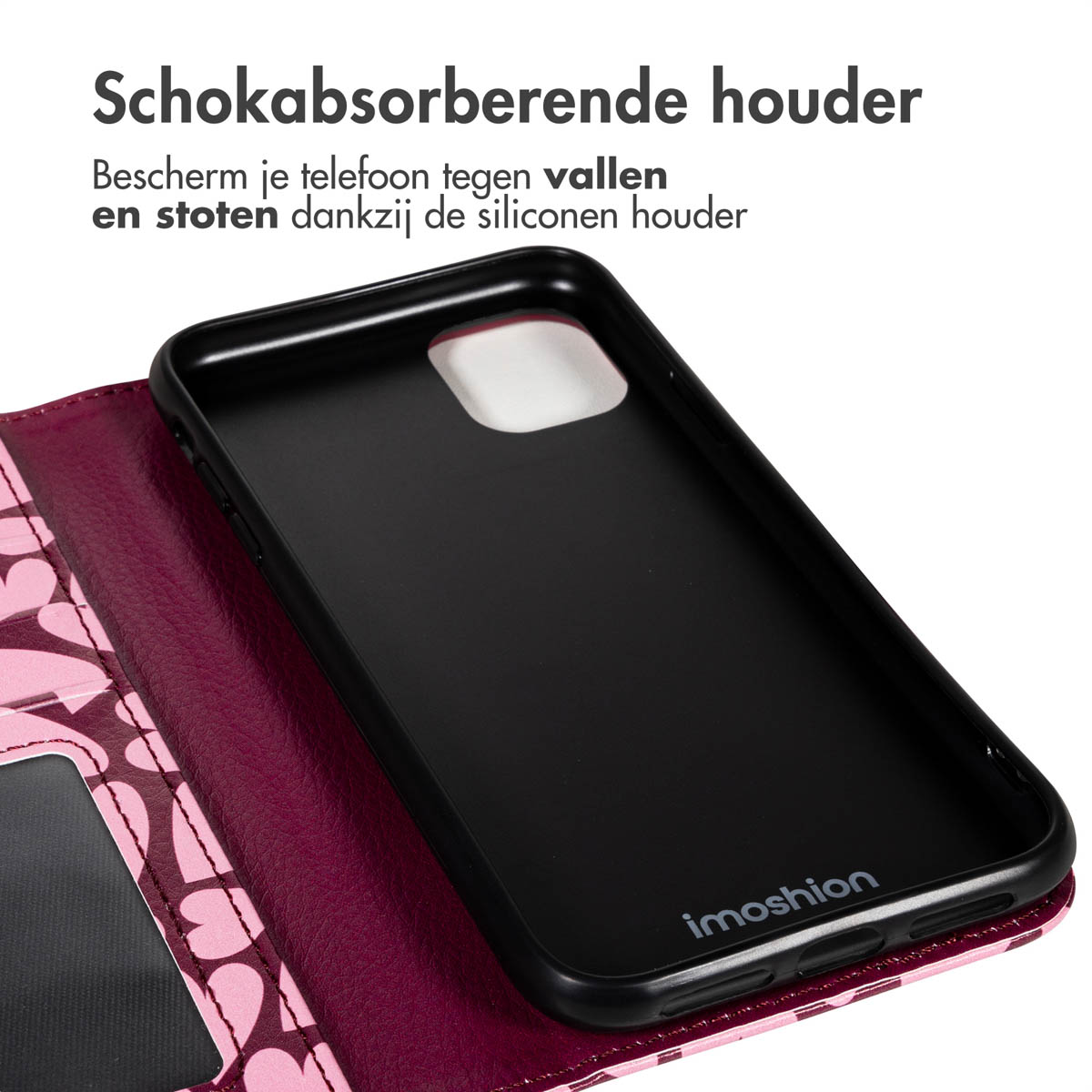 Coque de téléphone noire avec intérieur rose foncé. L'étui est ouvert, révélant un espace en forme de téléphone. Texte en néerlandais.