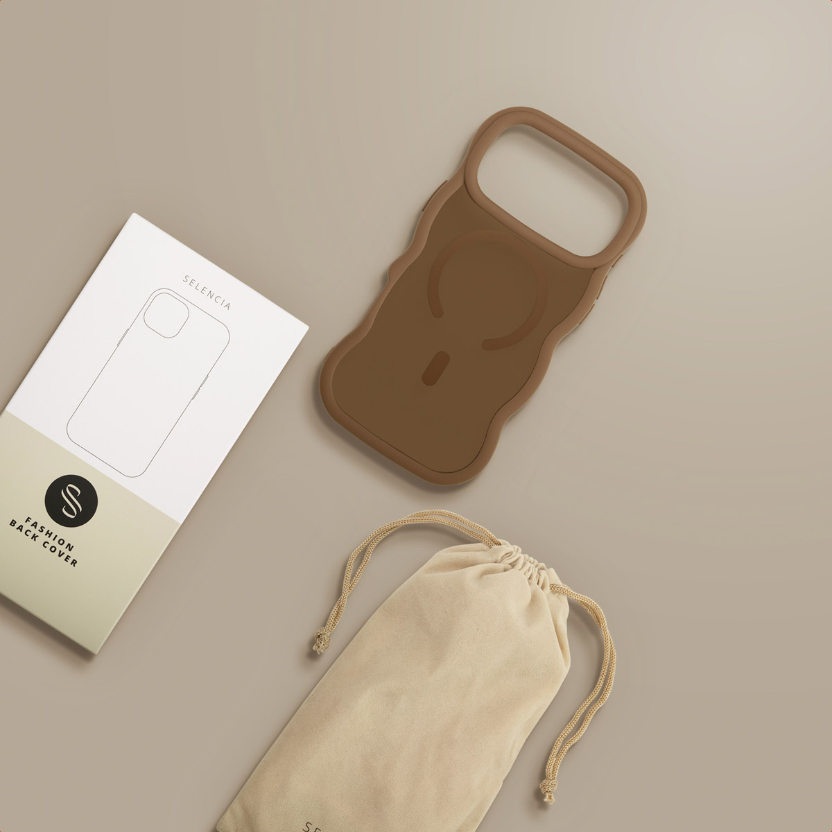 Een bruine telefoonhoes, witte doos en beige zakje liggen op een beige oppervlak. De hoes heeft een handvat. Op de doos staat SELENCIA.