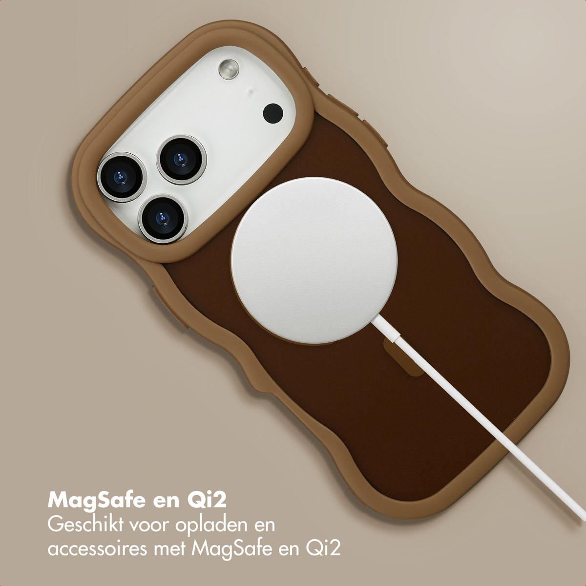Telefoon in bruine hoes met oplader. Witte MagSafe-oplader aangesloten. Bruine en beige hoes. Beige achtergrond.