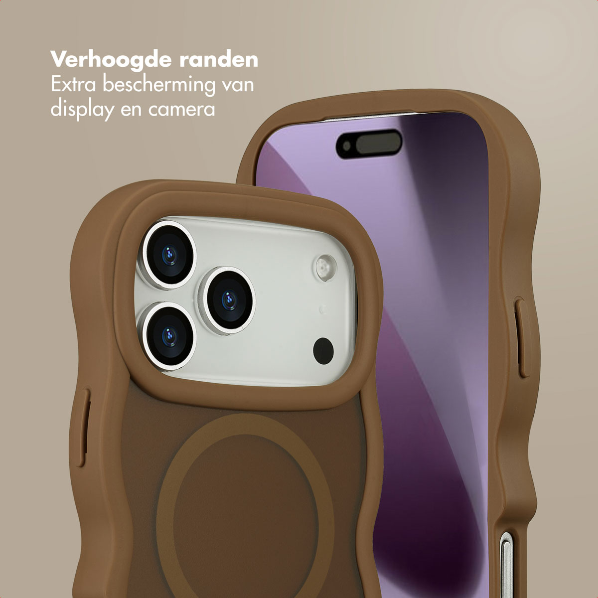 Close-up van twee bruine telefoonhoesjes. Eén toont cameralenzen, de andere een paars scherm. Tekst: 'Verhoogde randen, extra bescherming'.