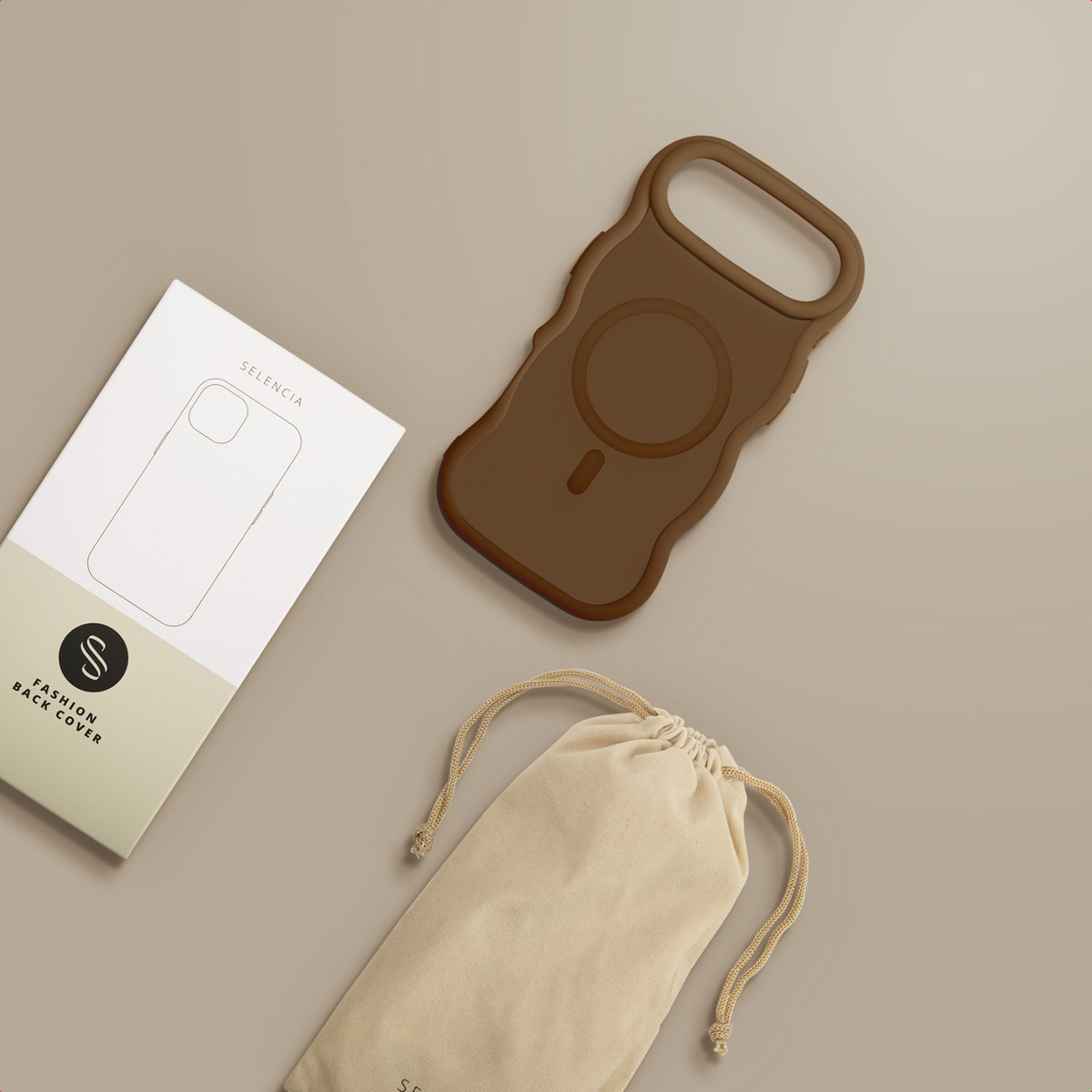 Una custodia marrone con manico, una scatola bianca con un'illustrazione di telefono e una pochette beige sono su una superficie marrone chiaro.