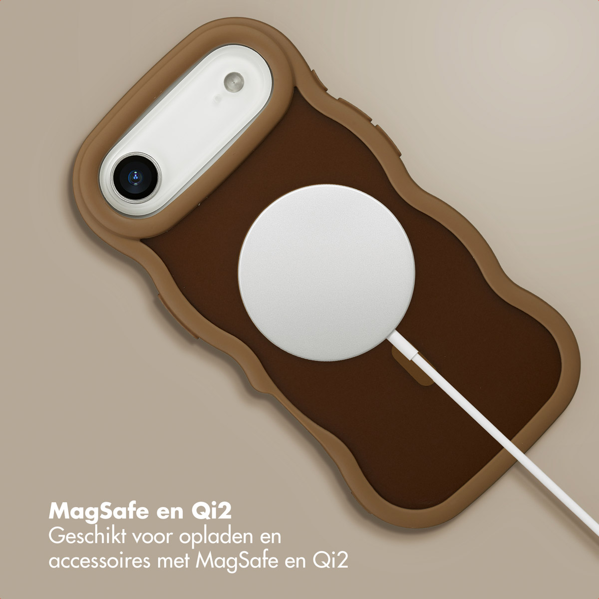 Una custodia per telefono marrone e beige, un caricabatterie MagSafe bianco e un cavo bianco, su sfondo beige.