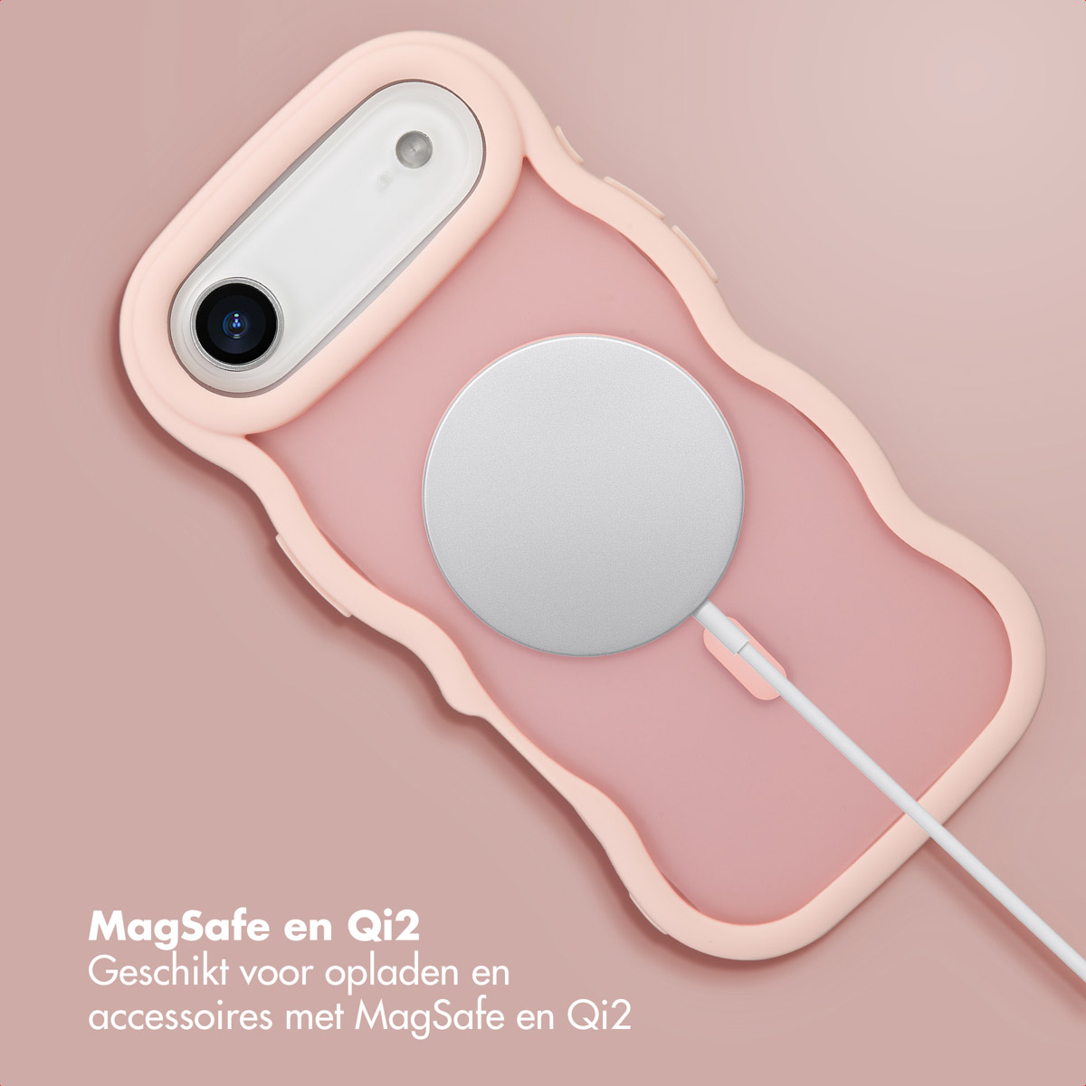 Una custodia rosa per telefono con un caricatore MagSafe collegato. La custodia ha un ritaglio per la fotocamera e si trova su sfondo rosa.