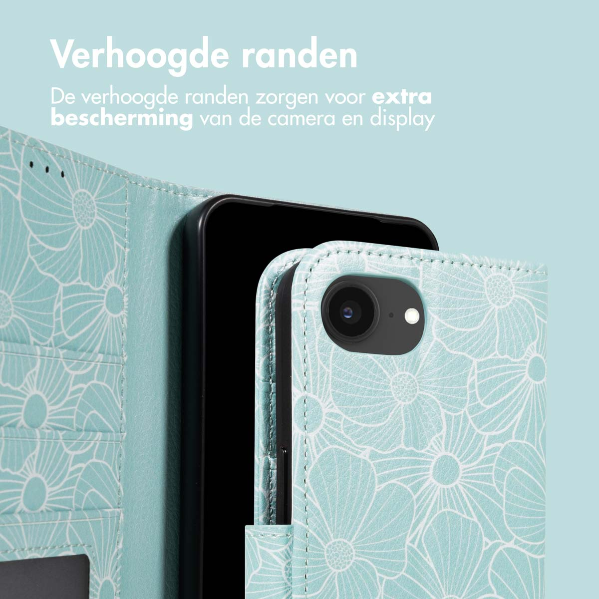 Een telefoonhoesje met een bloemenpatroon in lichtblauw. Het hoesje is open, waardoor een zwart telefoonscherm zichtbaar is. Tekst in het Nederlands.