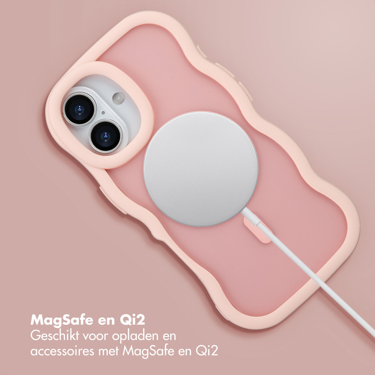 Roze telefoonhoesje met zilveren oplaadpad. De hoes zit op een roze achtergrond. Tekst onderaan beschrijft het product.