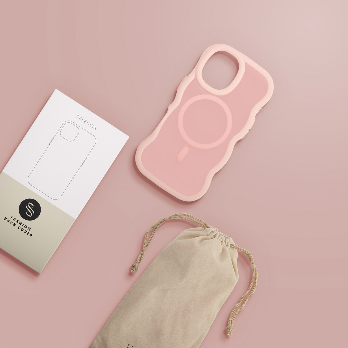 Een roze telefoonhoesje, productverpakking en een beige zakje met trekkoord zijn gerangschikt op een roze achtergrond. De hoes heeft een cirkelvormig ontwerp.