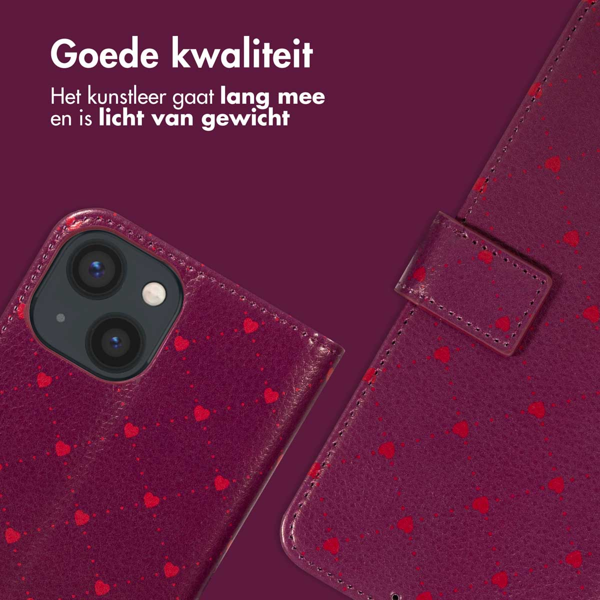 Een close-up van een bordeauxrode telefoonhoes met rode hartjes en een telefoon. Bovenin staat "Goede kwaliteit".