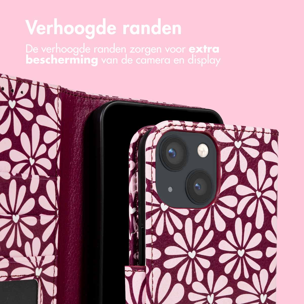 Een telefoonhoesje met bloemenpatroon is open en onthult een telefoon. De hoes is bordeauxrood met witte bloemen, op een roze achtergrond.
