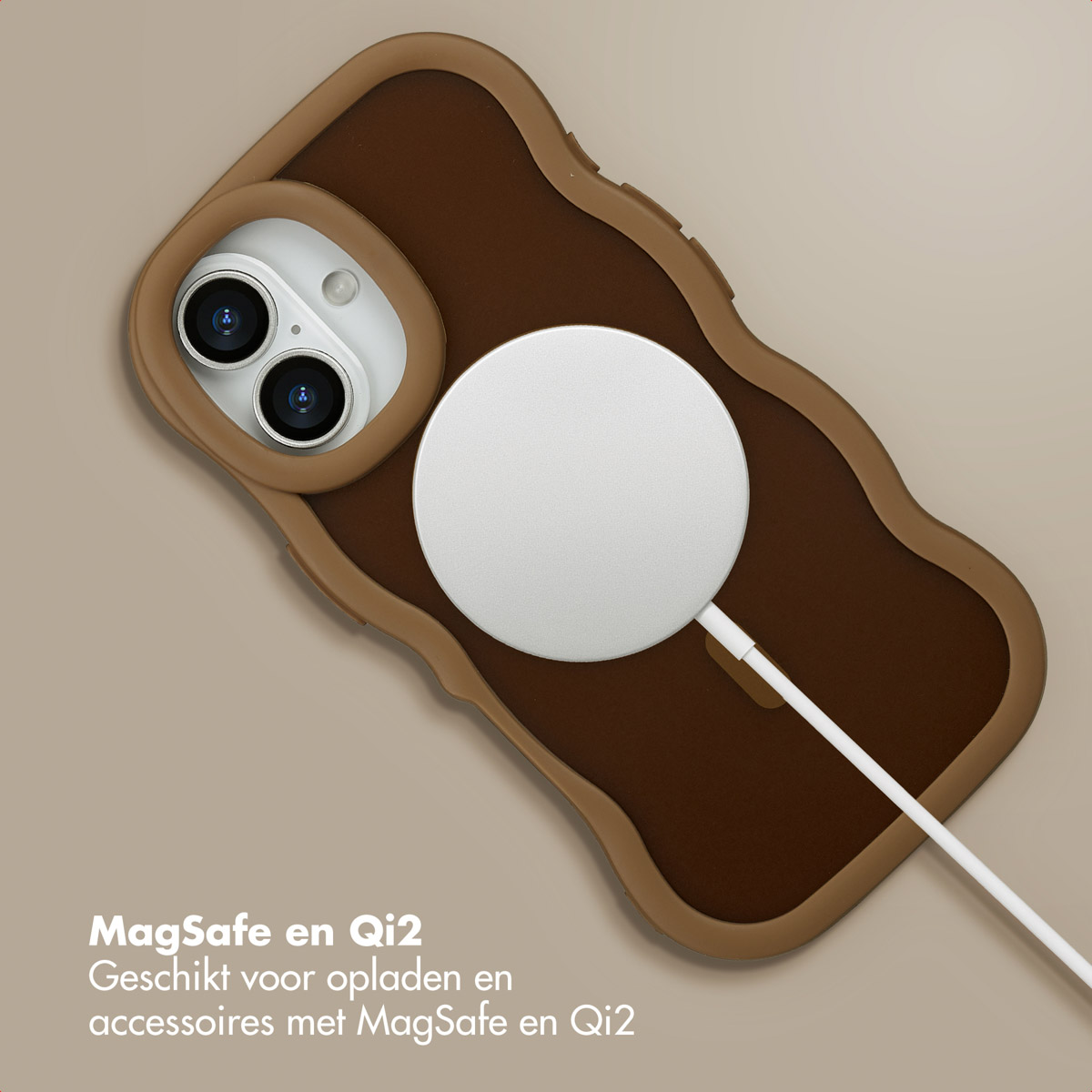 Een iPhone in een bruine hoes, verbonden met een witte MagSafe-oplader, op een beige achtergrond. Tekst: MagSafe en Qi2.