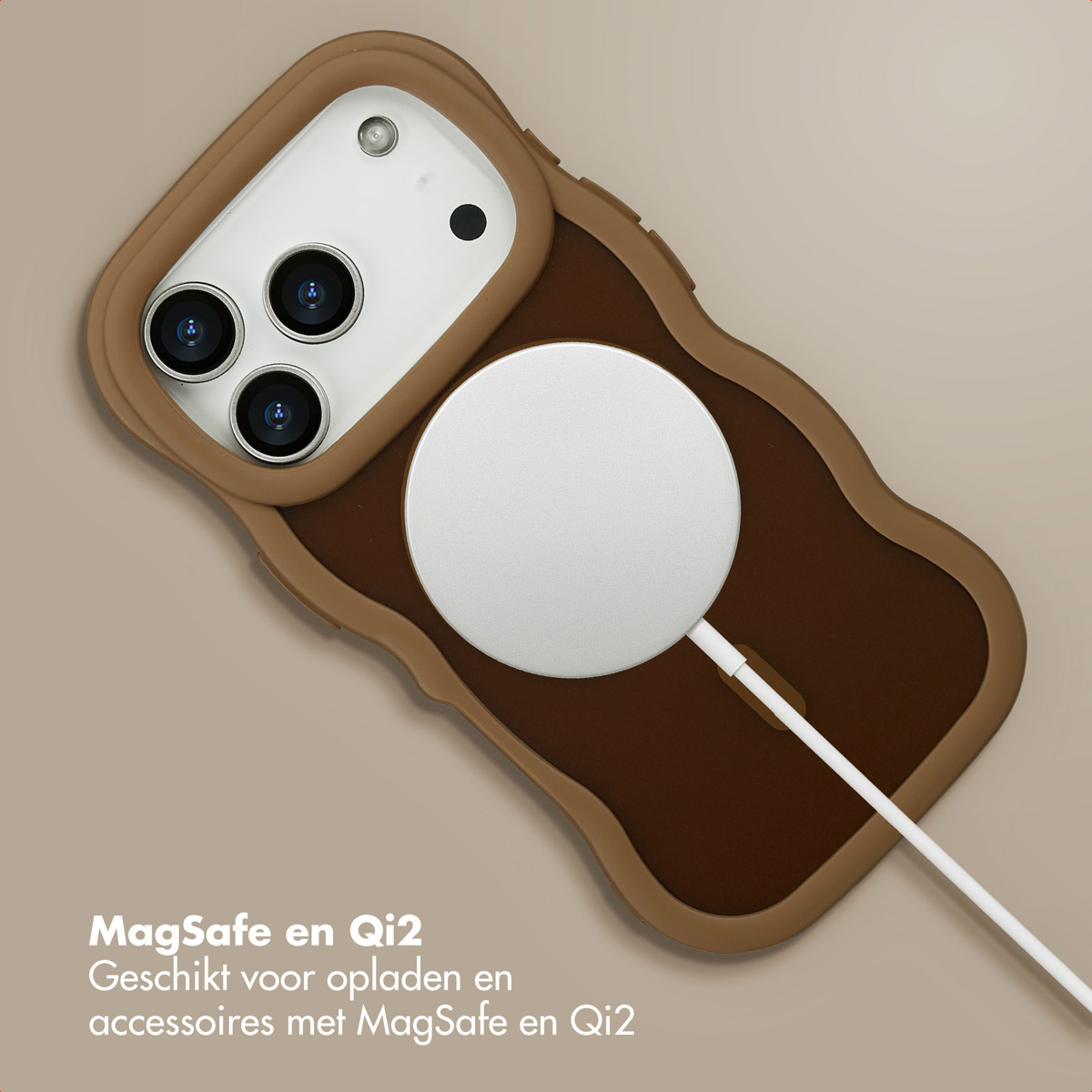 Een iPhone in een bruine hoes met een witte MagSafe-oplader. De achtergrond is lichtbeige. Tekst is onderaan zichtbaar.