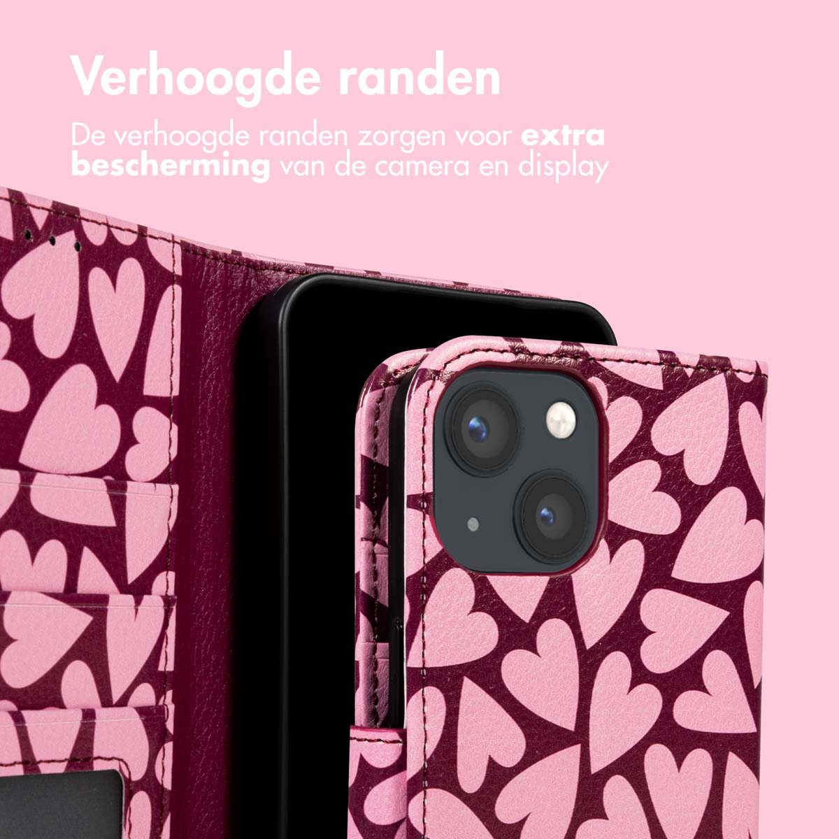 Een roze telefoonhoesje met hartpatronen. Het is open en toont een zwarte telefoon. Tekst: 'Verhoogde randen voor extra bescherming van camera en display.'