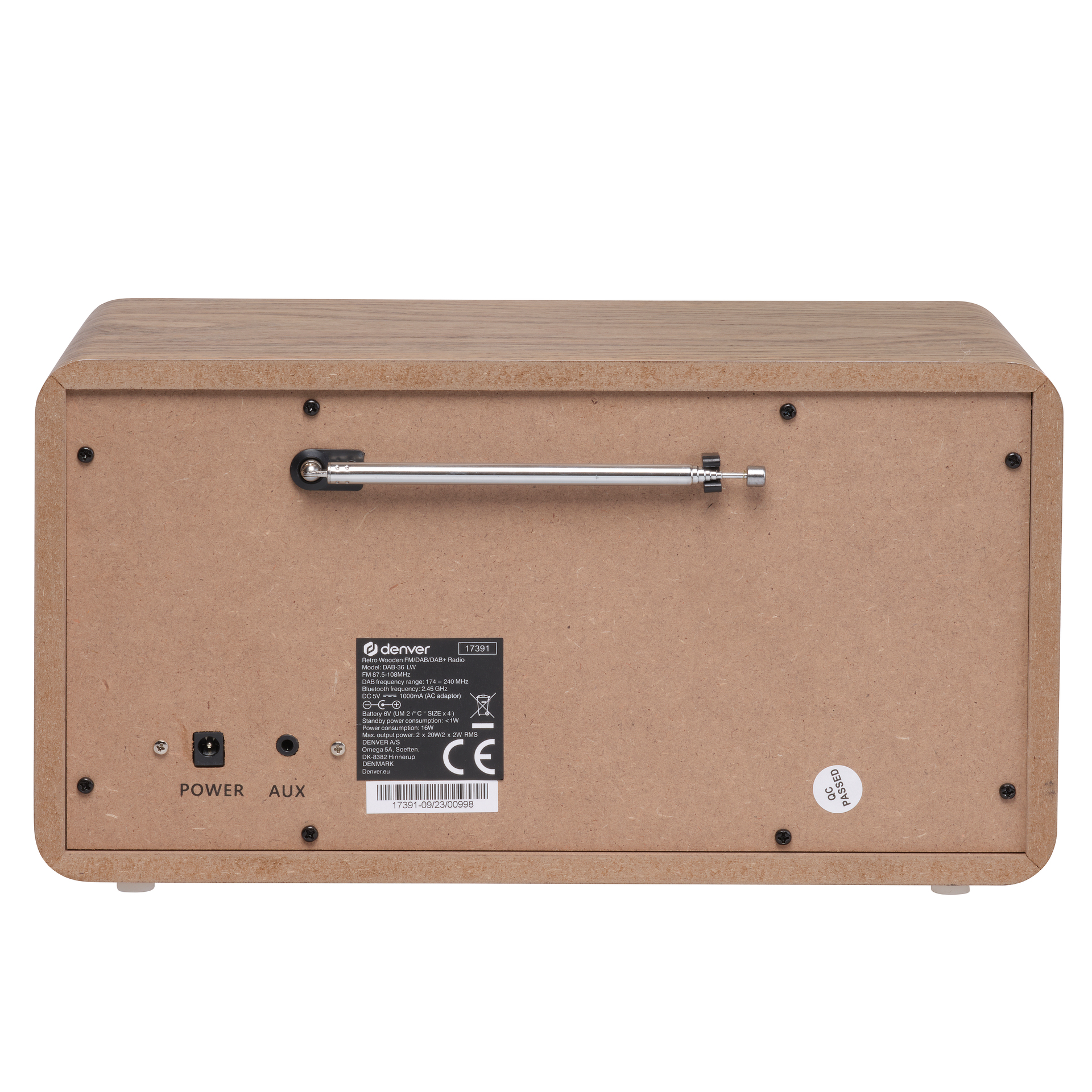 Widok z tyłu drewnianego radia. Ma wejście zasilania, wejście aux i antenę. Naklejka głosi 'QC PASSED'.