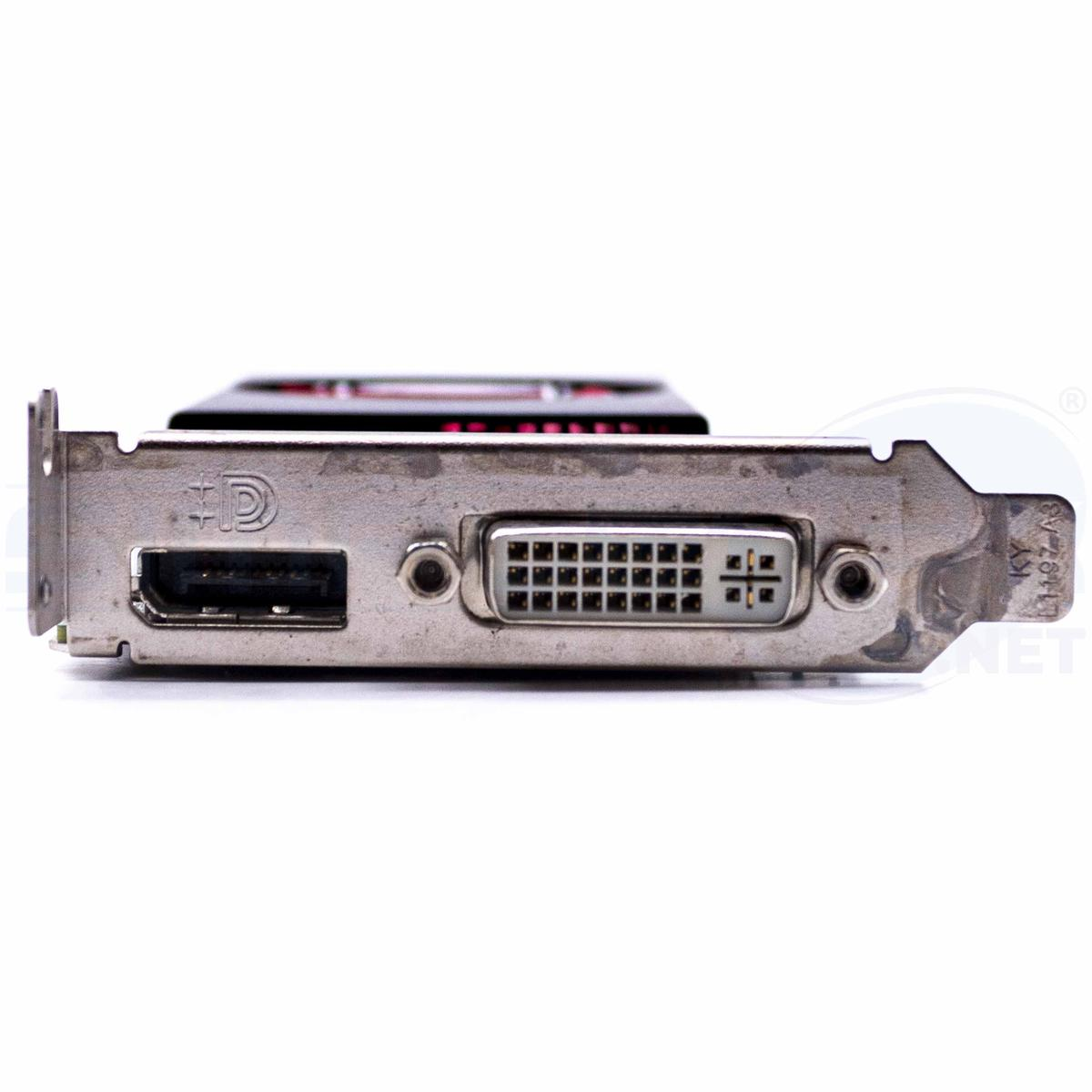 Una scheda grafica argentata con più porte visibili: HDMI, DVI e una piccola staffa di montaggio. Lo sfondo è bianco.