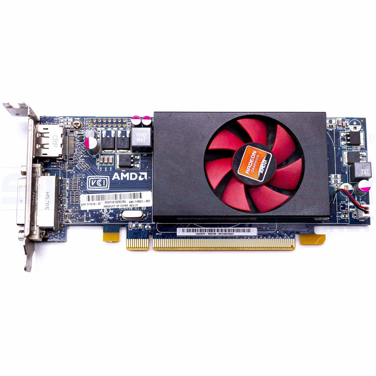 Una scheda grafica con ventola rossa e dissipatore nero. Ha un circuito stampato blu con vari componenti e il marchio AMD Radeon.