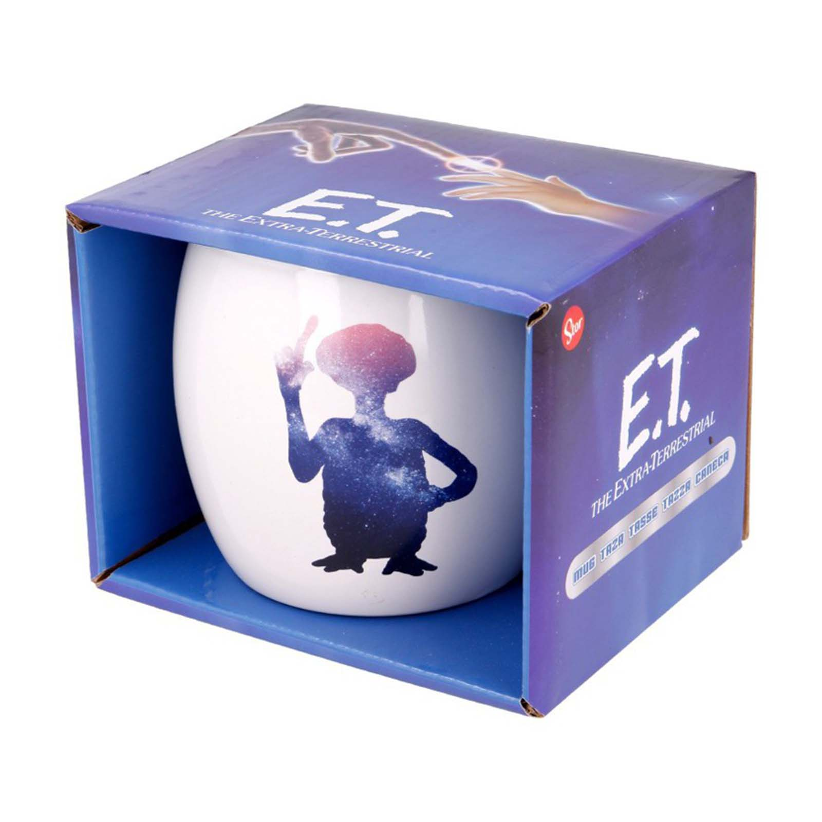 Taza de E.T. en una caja. La taza tiene una silueta de E.T. con un diseño de galaxia. La caja es azul con la marca E.T.