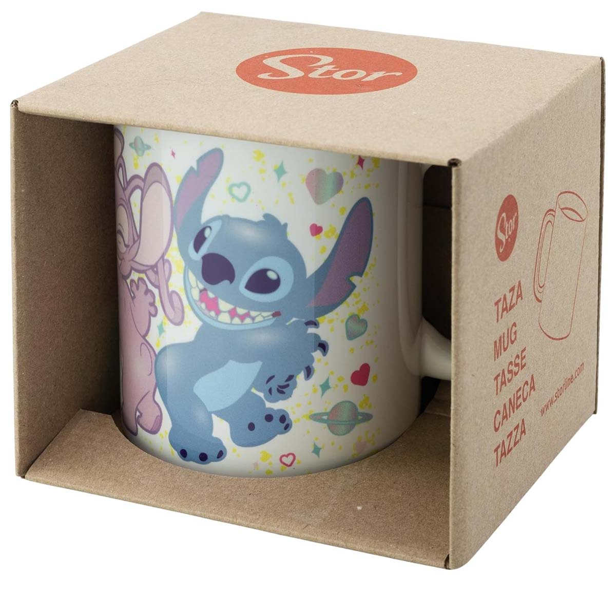 Una taza de Stitch en una caja de cartón. La taza presenta a Stitch y Angel. La caja tiene el logo de Stor.