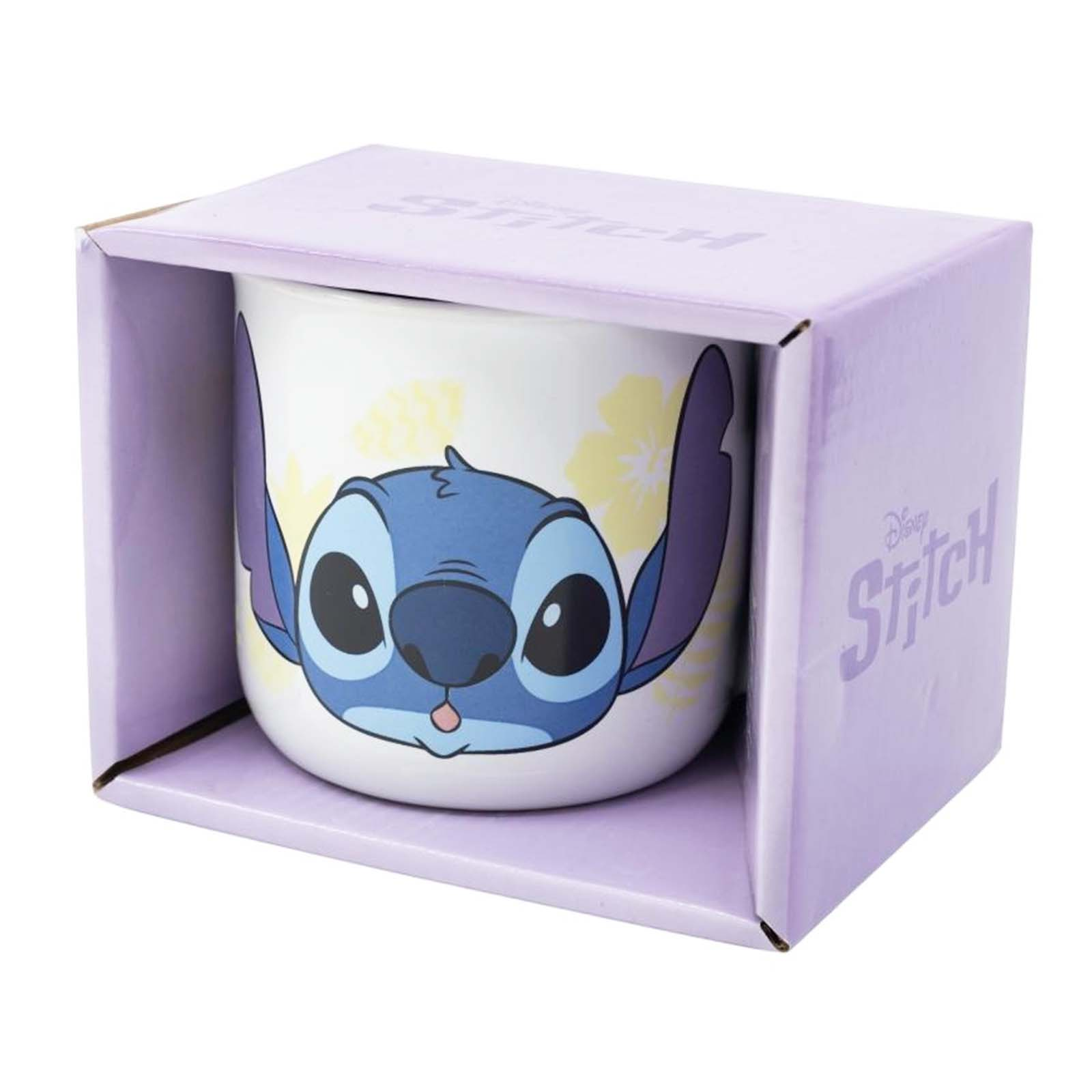 Taza de Stitch en caja. La taza tiene la cara de Stitch. La caja es lavanda.