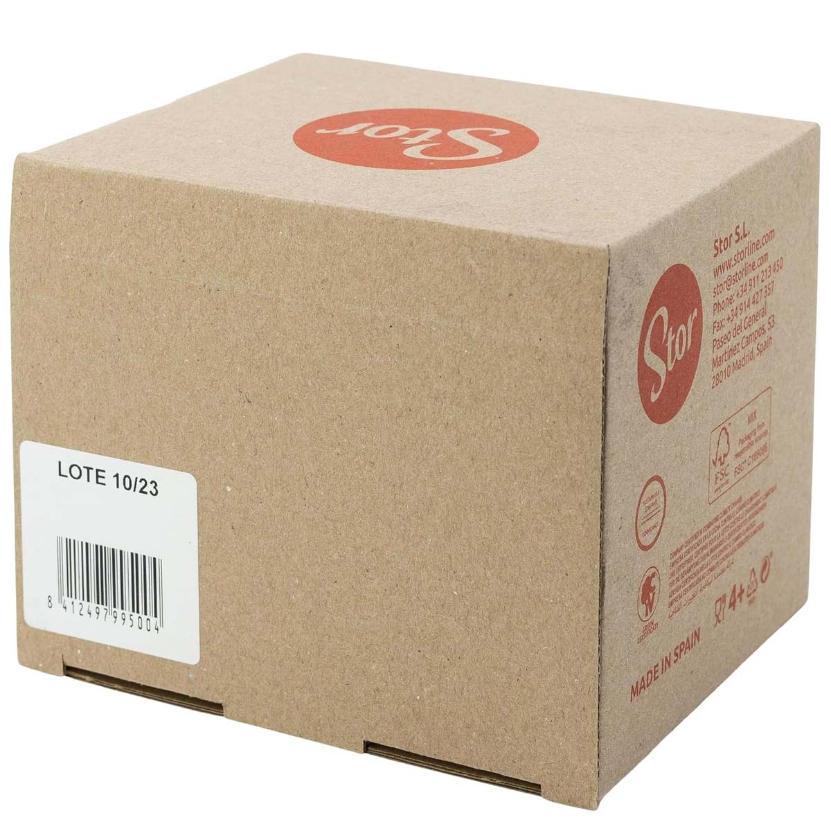 Una caja de cartón marrón con logotipos y texto rojos. Una etiqueta blanca con un código de barras. Se ve "MADE IN SPAIN".