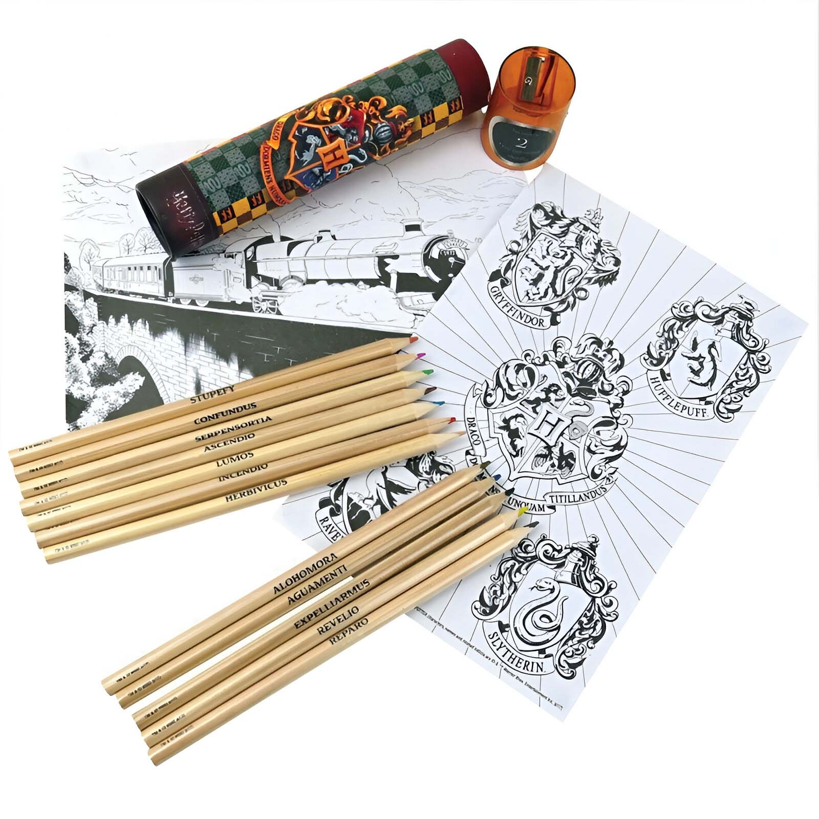 Una colección de útiles de colorear de Harry Potter. Incluye lápices, páginas para colorear, un sacapuntas y un recipiente cilíndrico.