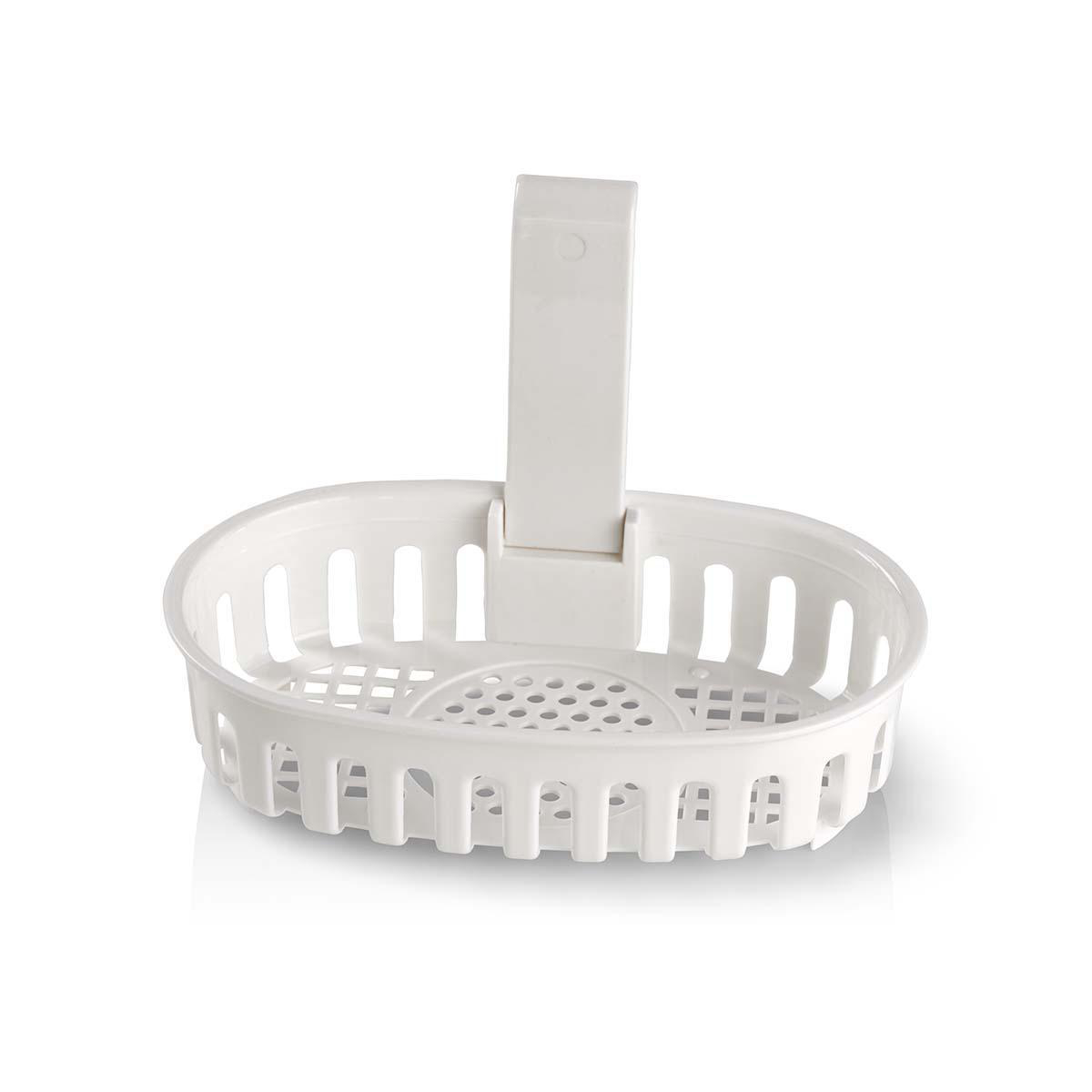 Un cestino di plastica bianco, di forma ovale, con manico. Ha fessure verticali sui lati e una base perforata, su sfondo bianco.