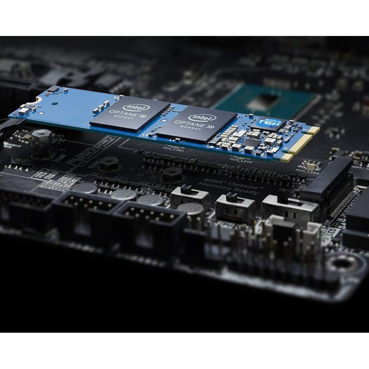 Una scheda di memoria Intel Optane blu è installata su una scheda madre. I componenti sono neri, con il logo Intel visibile.
