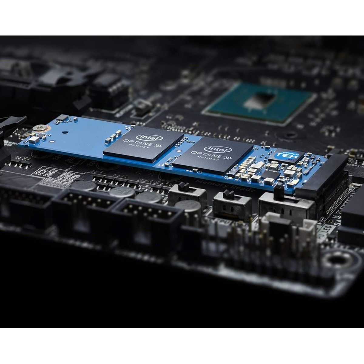 Un modulo di memoria Intel Optane blu è installato su una scheda madre nera. Sono visibili due loghi Intel. Lo sfondo è sfocato.