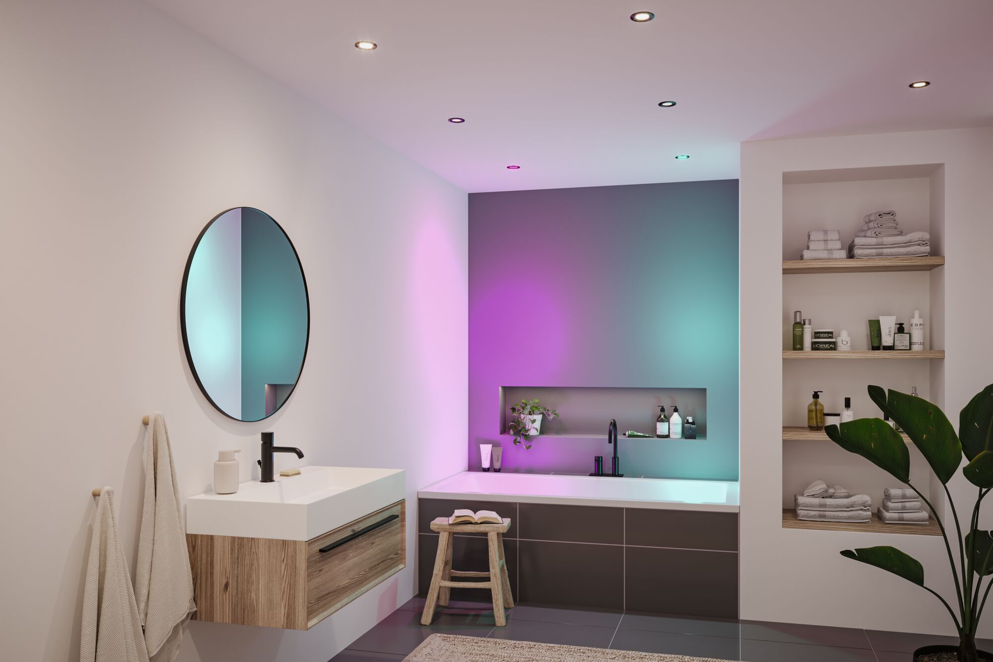 Ein modernes Badezimmer mit Waschtisch, Spiegel und Badewanne. Die Wände sind weiß mit einer türkisfarbenen und violetten Akzentwand. Ein Hocker steht in der Nähe der Wanne.