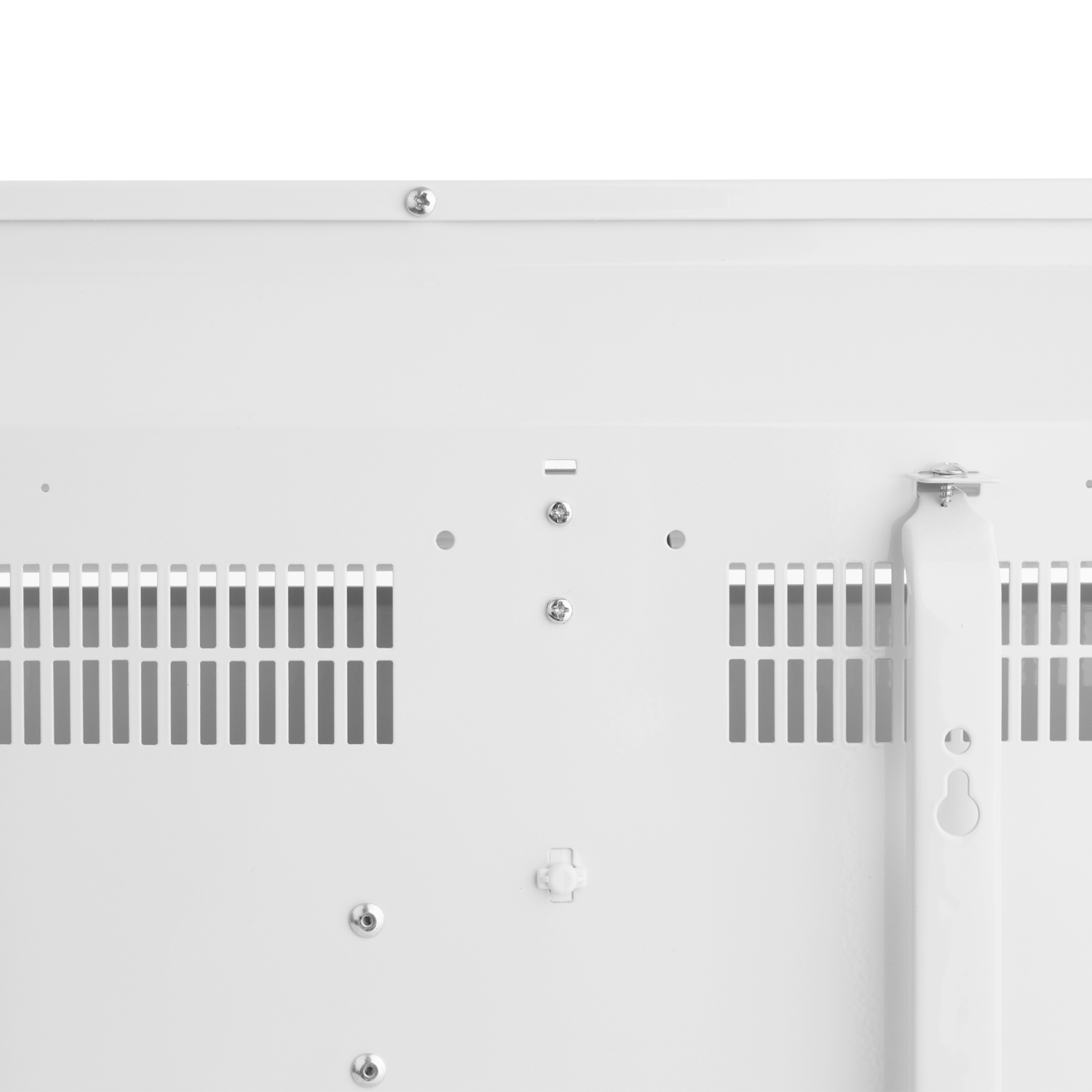Pannello metallico bianco con fessure di ventilazione, viti e staffa. La superficie è pulita e il design è funzionale.