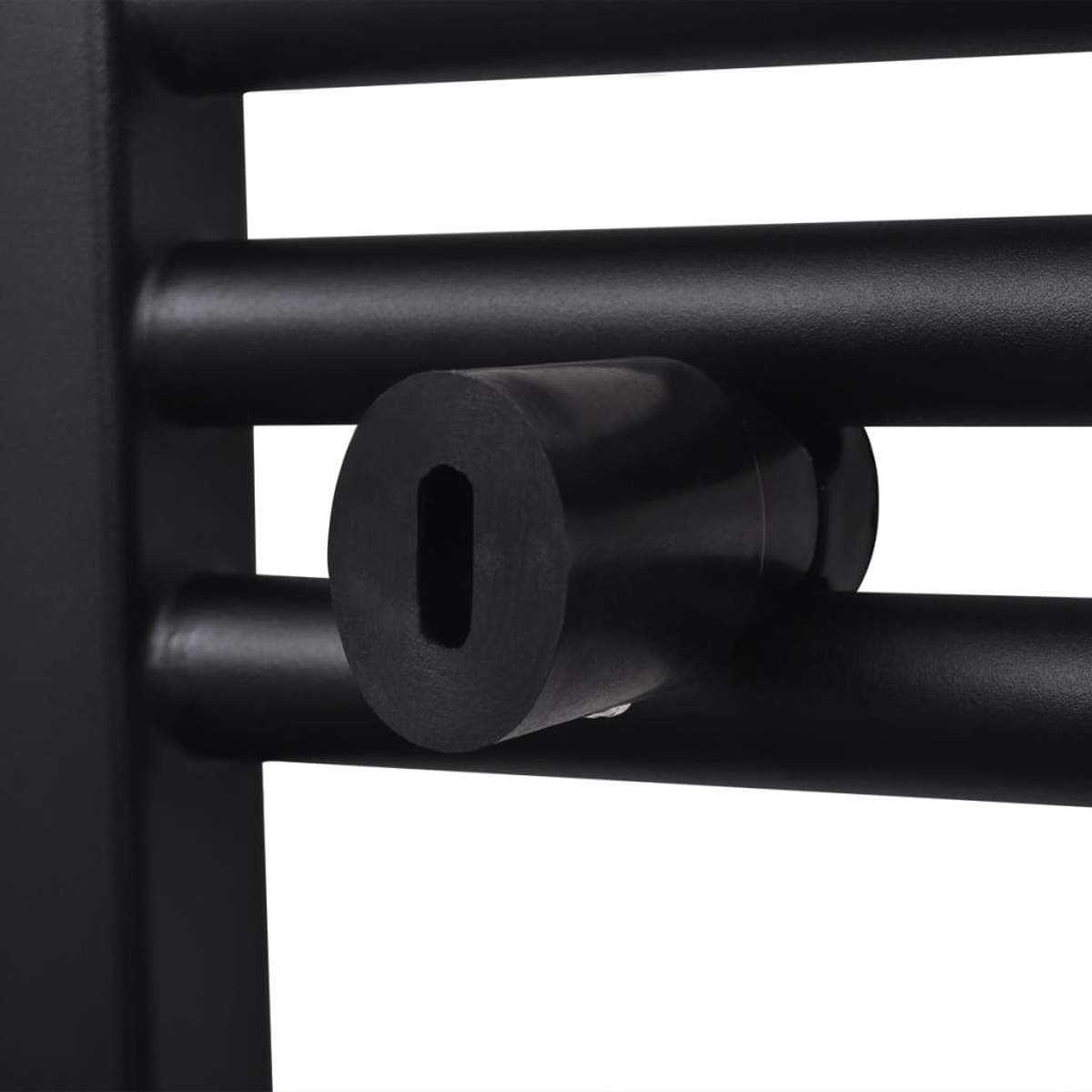 Nahaufnahme von schwarzen Metallstangen mit zylindrischem Stopper. Der Stopper hat ein Loch in der Mitte. Weißer Hintergrund.