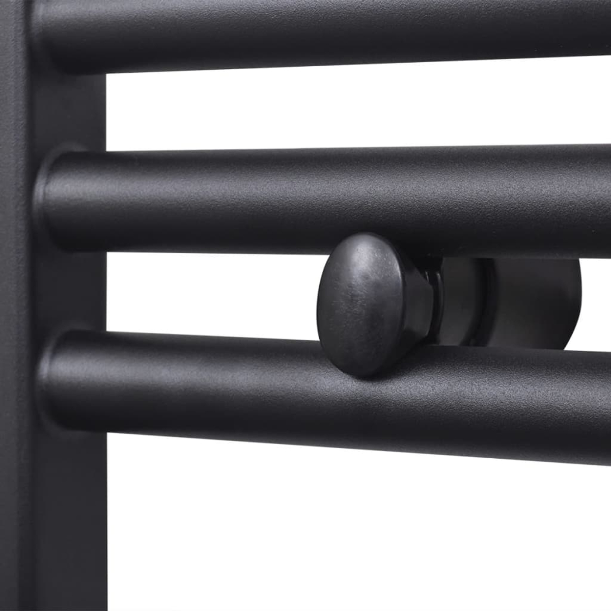 Nahaufnahme eines schwarzen Handtuchhalters. Drei horizontale Stangen sind sichtbar. Ein schwarzer Knopf ist an der mittleren Stange befestigt.