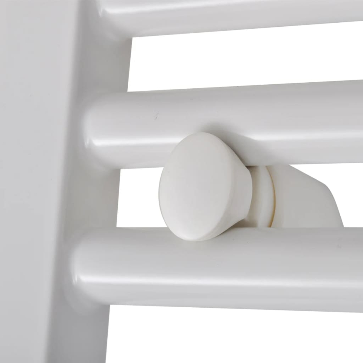 Nahaufnahme einer weißen, abgerundeten Metallstruktur mit knopfförmigem Element. Der Hintergrund ist weiß.