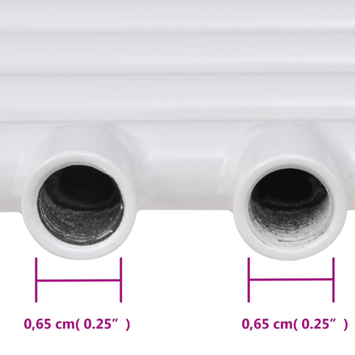 Nahaufnahme von weißen Rohren mit zwei Öffnungen. Jede Öffnung hat einen Durchmesser von 0,65 cm (0,25 Zoll).