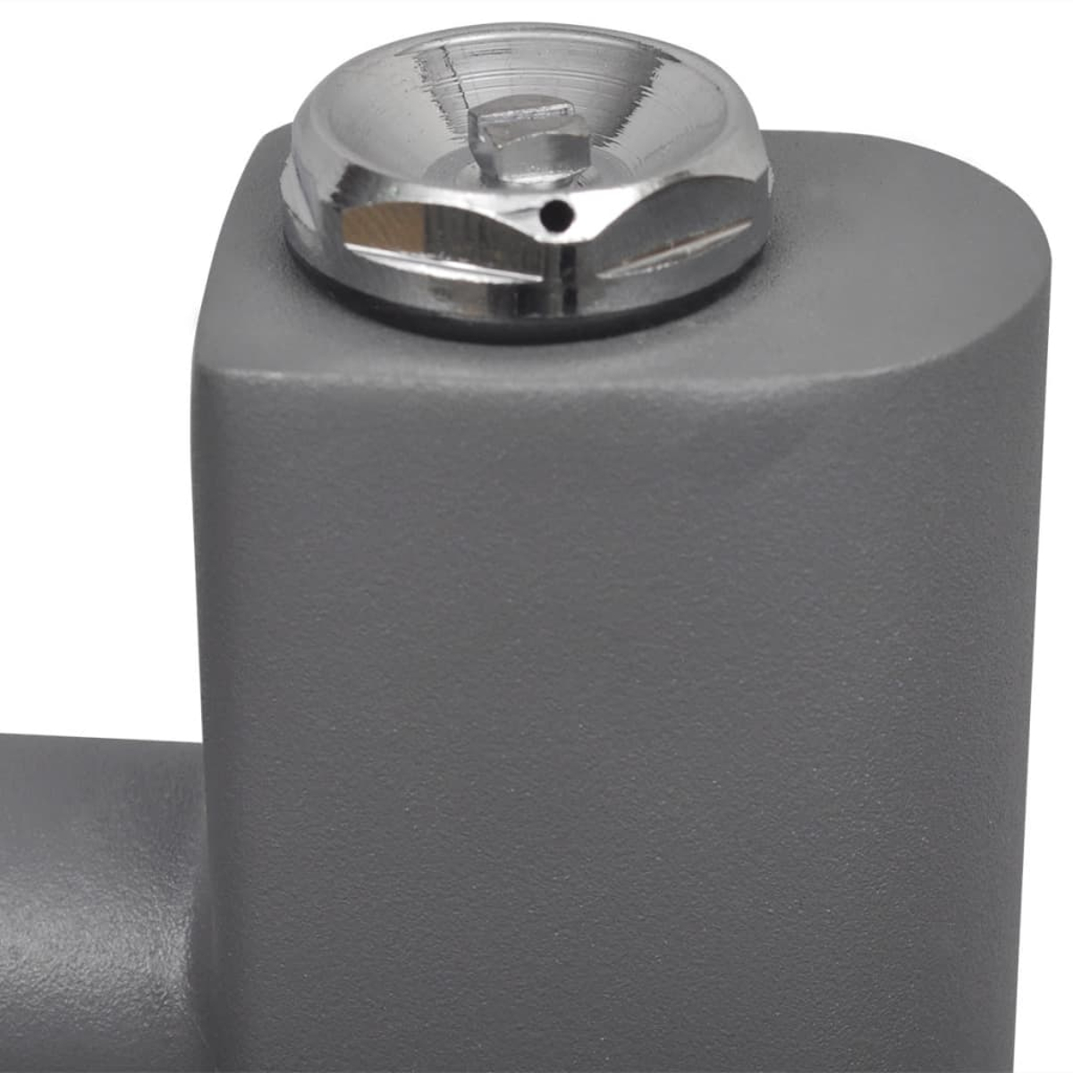 Nahaufnahme eines grauen Metallobjekts mit glänzendem, silbernem, kreisförmigem Deckel. Das Objekt hat eine zylindrische Form.