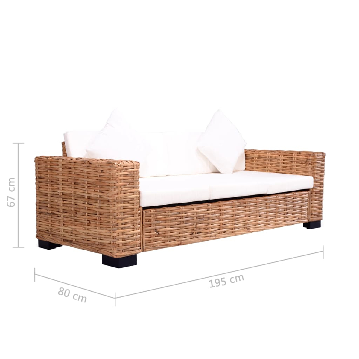Ein Rattansofa mit weißen Kissen. Die Maße sind 195 cm lang, 80 cm breit und 67 cm hoch. Schwarze Füße stützen das Sofa.