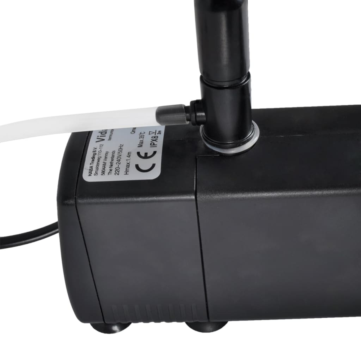 Eine schwarze Pumpe mit einem weißen Schlauch und einem schwarzen Rohr. Auf der Pumpe befindet sich ein Etikett mit Text.