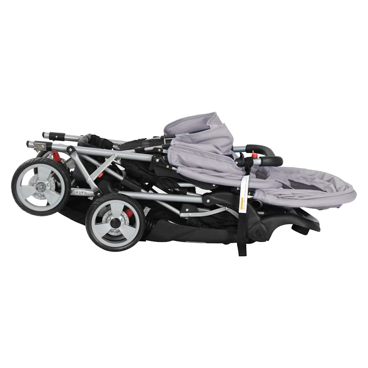 Ein zusammengeklappter grauer und schwarzer Kinderwagen. Der Kinderwagen hat zwei große Räder und ein Verdeck. Er steht vor weißem Hintergrund.