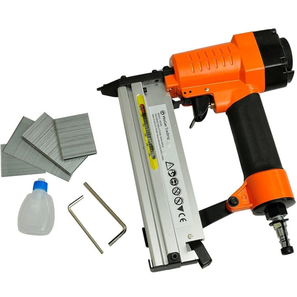 Eine orangefarbene und schwarze Nagelpistole, Klammern, eine Flasche und zwei Metallwerkzeuge liegen auf einer weißen Oberfläche.
