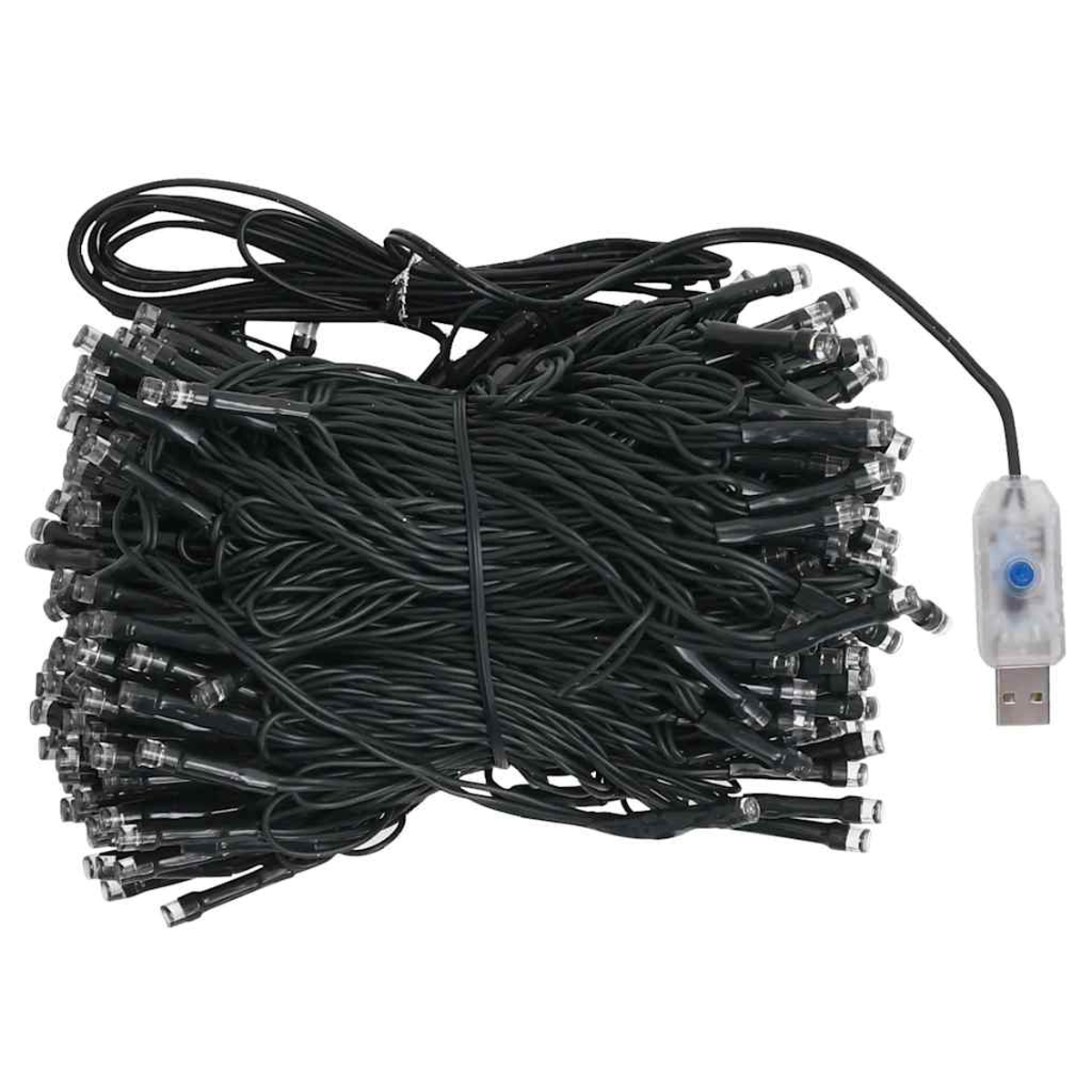 Ein Bündel schwarzer Lichterketten mit durchsichtigen Glühbirnen. Am Ende der Drähte ist ein USB-Anschluss sichtbar. Lichter auf weißem Hintergrund.