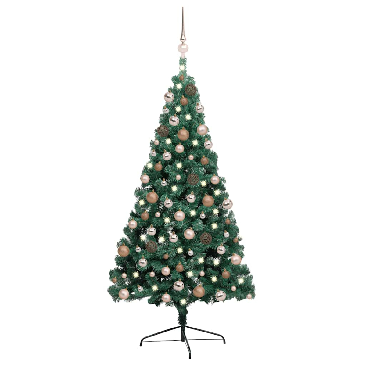 Ein geschmückter Weihnachtsbaum mit Ornamenten und Lichtern auf einem schwarzen Ständer vor weißem Hintergrund.